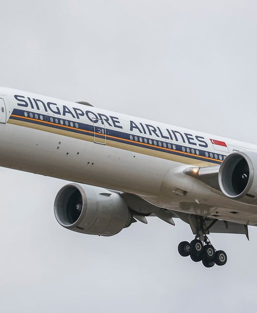 1 dead, at least 30 hurt as 'extreme turbulence' rocks Singapore Airlines flight
