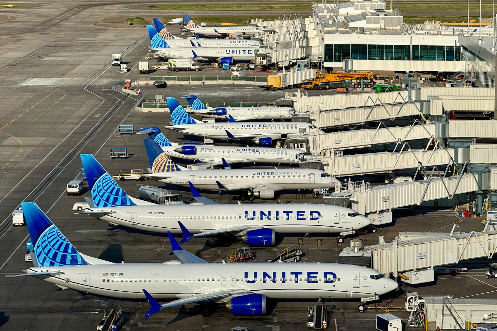 United Planes Denver Ramp Boeing 737 Express