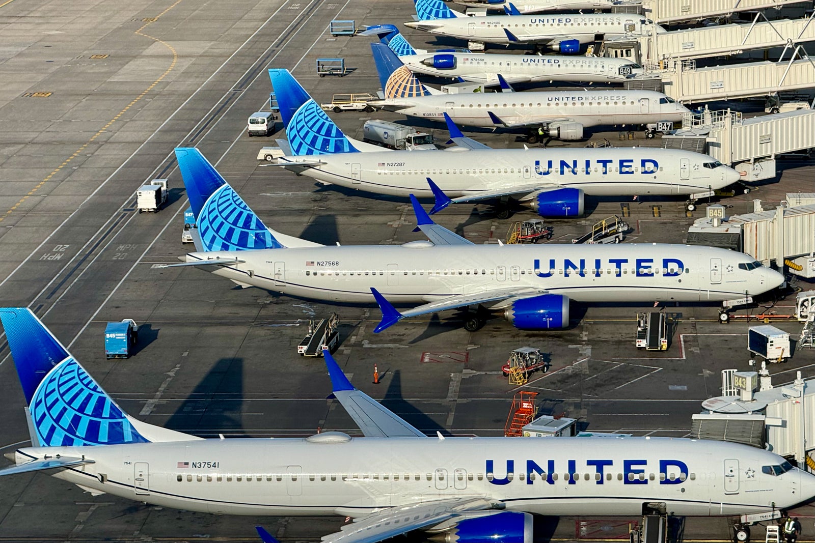 United Planes Denver Ramp Boeing 737 Express