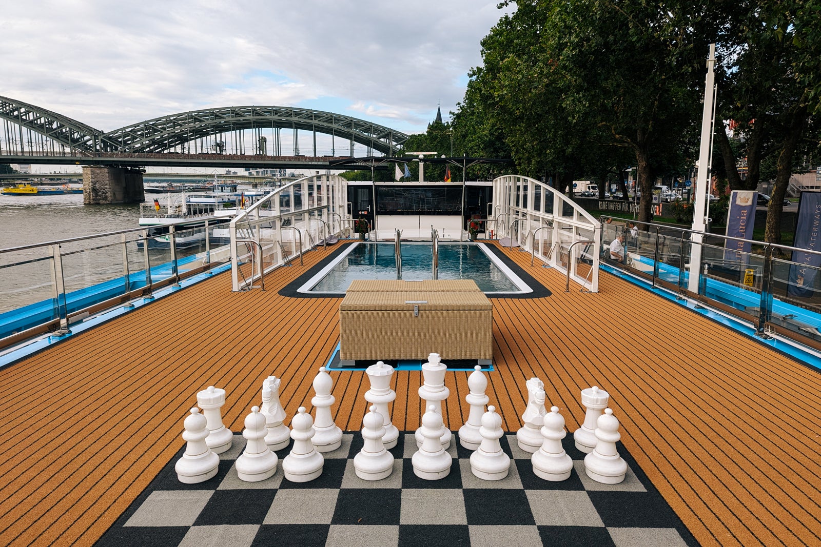 river cruise on the dordogne