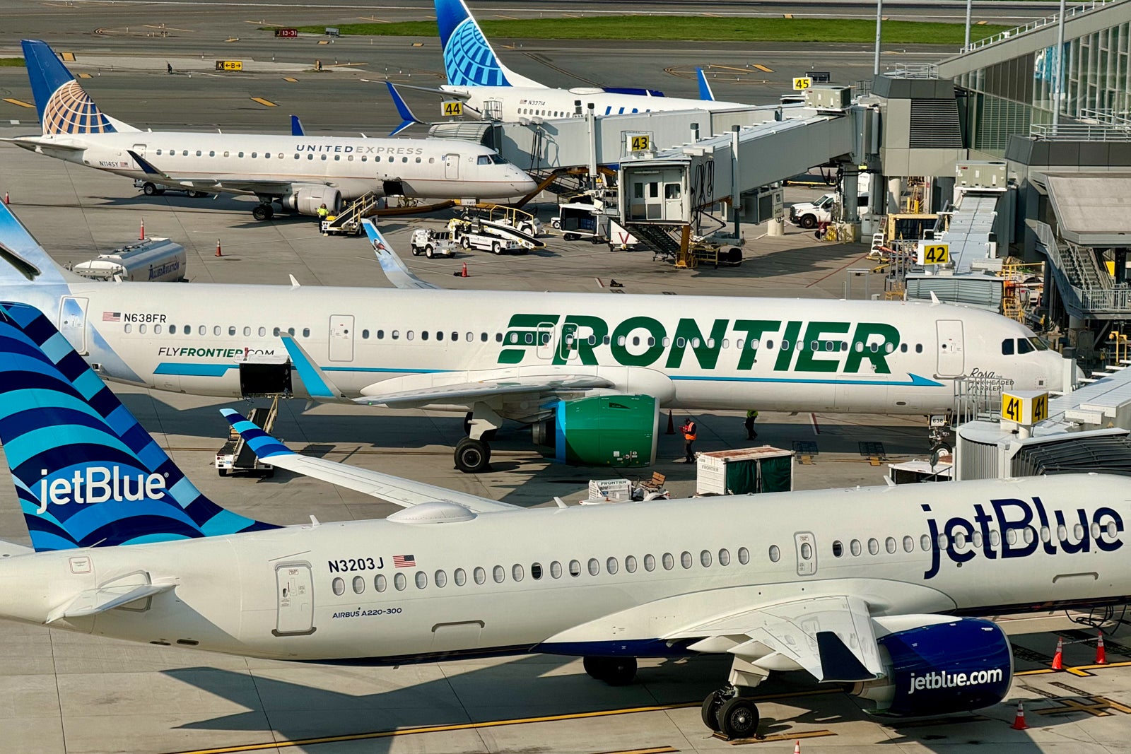 JetBlue A220 Frontier A321 United LGA