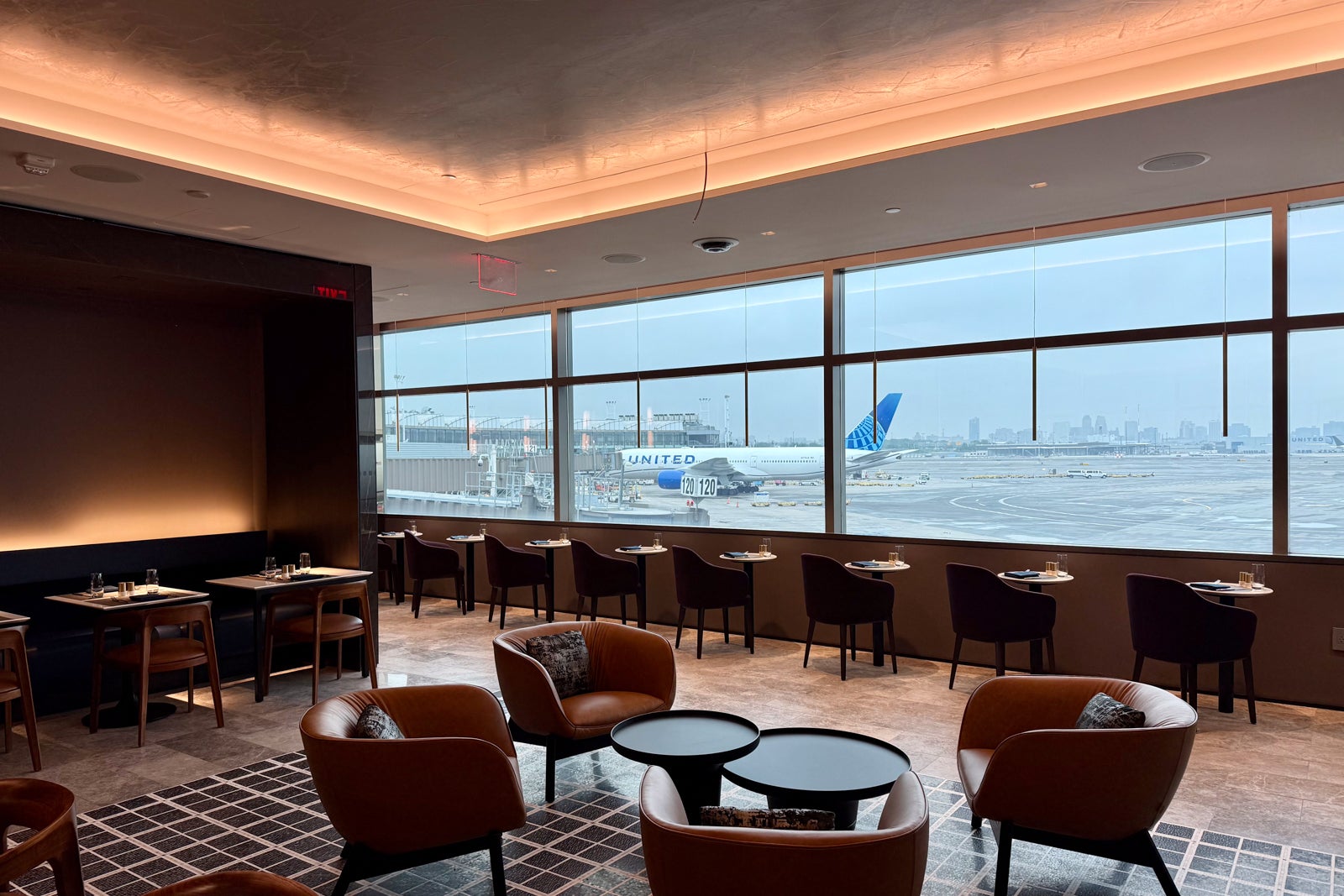United Polaris Lounge Newark Dining Room